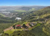 Breathtaking retreat in the wine country on the ranch with goats you can pet!