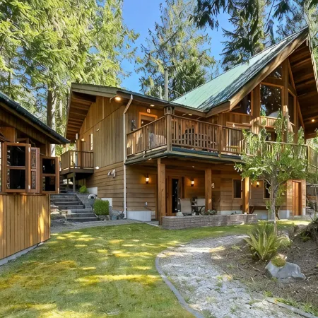 Glacier Creek Chalet- A spacious mountain retreat. Family and pet friendly.