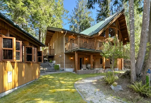 Glacier Creek Chalet- A spacious mountain retreat. Family and pet friendly.