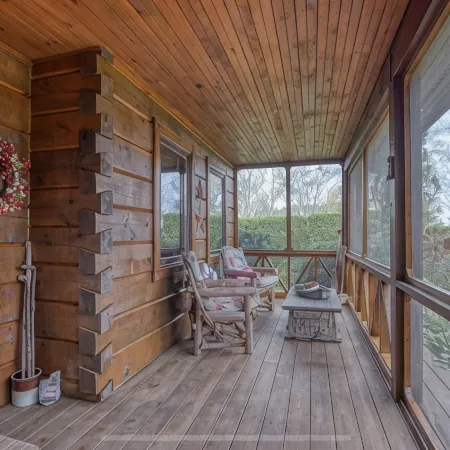Lovely log cottage by the lake