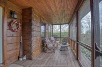 Lovely log cottage by the lake