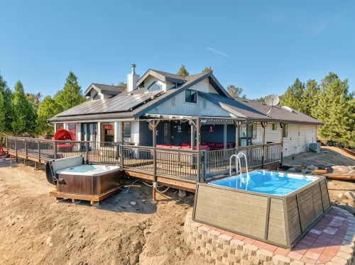 A cabin look house with Dome Room/Spa/Pool/View/Play Set/Game Room/FamilyFun