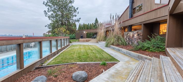 Stunning Mid-Century Inspired Lake House, Private Pool, Jet-ski & Boat Dock! Hotels in Moses Lake