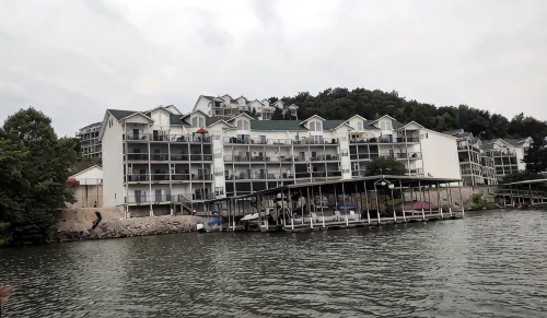 Relaxing on the Big Niangua3Br w/Loft - 6 Beds - Homestays