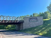 Newly Remodeled Fireplace Studio Ski-in/Ski-Out Condo-Balcony, Pool & Hot Tub