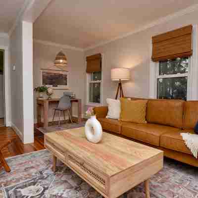 Walk Everywhere! Location Between Broadway and Racetrack Others