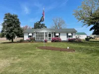 Quaint costal farm cottage, on a working farm, just mere miles from beaches!