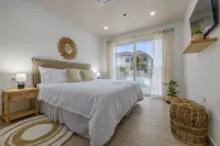 High-End Villa ~ Walk to Beach ~  Private Pool ~ Ocean View - Private Pools