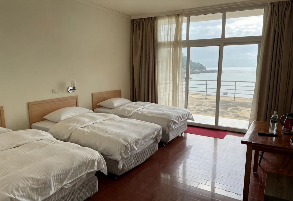 【馬祖南竿住宿】日光春和旅宿|美麗清水模建築搭配無敵海景,南竿最美住宿推薦 15 馬港驛站住宿空間,圖片來源 Trip.com