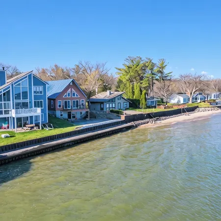 Lakefront Lux Home, Min to Downtown, Scenic View