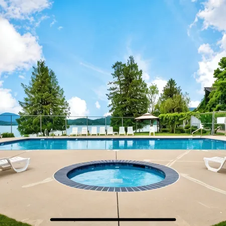 Townhouse in Private Lakeside Community