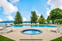 Townhouse in Private Lakeside Community