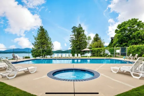 Townhouse in Private Lakeside Community - Pool