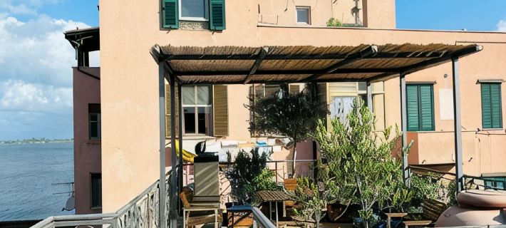 Spacious historic apartment with rooftop terrace Hotels in Orbetello