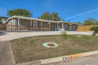 Spacious Home W/ Pool + Game Room / Near Riverwalk & Downtown! - Private Pools