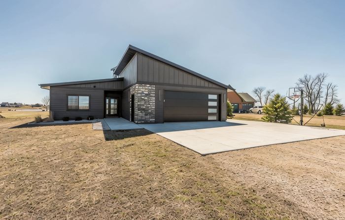 Lakefront Home with with Hot Tub & Game Room Sleeps 10
