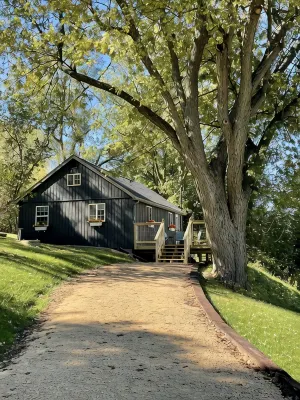 Cozy Cabin Retreat located just minutes to Galena, IL & DBQ, IA