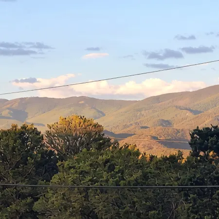 Private and Spacious Home Near the Plaza with Mountain Views!