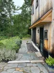 Sunny, private apartment. Walk to Kennebunk Village. Close to beaches.