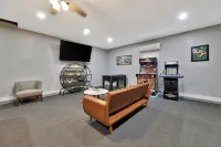 Wichita home, by the river, spacious 9 beds-game room with pool table, 1gb Wi-Fi - Jacuzzi
