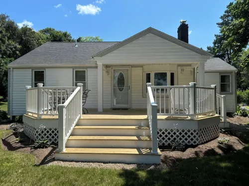 Centrally located Orleans home w/ outdoor seatiing - Homestays