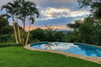 Newly Listed Marvelous Jungle Oasis with Ocean Views - 游泳池