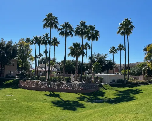 Gated Condo; pool,  hot tub, gym, 2 bedrooms, 2 bath, 5 min to Cardinals Stadium Hotels near Camelback Ranch