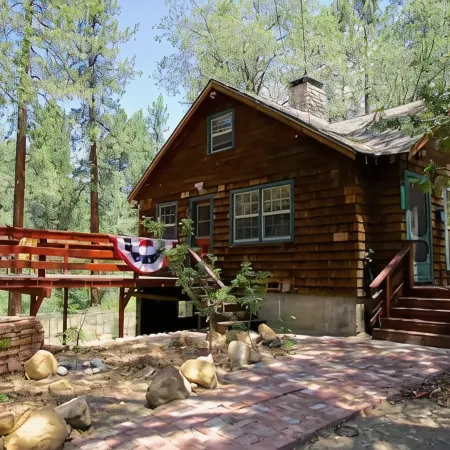 Ahwahnee-be Vintage Cabin - Three blocks to town!