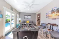 Large 4/3House - 7MIN WALK 2 BEACH!-Tiki, Heated Pool & Bikes Included - Gym