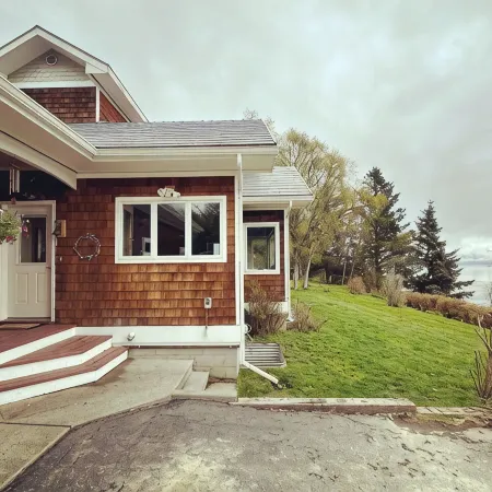 Gorgeous Cozy Spacious Bayfront home with Stunning Views and Beach Access