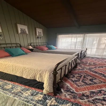 IN TOWN CONDO WITH HOT TUB, AT SHUTTLE STOP, HAS EVERYTHING YOU NEED!!