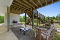 Peaceful Waterfront Summer Escape! Sunshine, King Suite, Private Dock - 3-Star