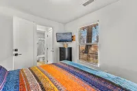 NoHo Stone Bungalow w/AC, W/D, 2 Smart TVs w/Speedy WiFi at Forest & Beaver St - Holiday bungalows