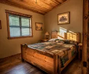 BEAR TRACK HIDEAWAY Sleeps 4 - Just 10 minutes from Glacier National Park - アパートメント
