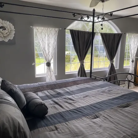 Beautiful valley retreat only 2.6 miles from the glacier and close to airport!