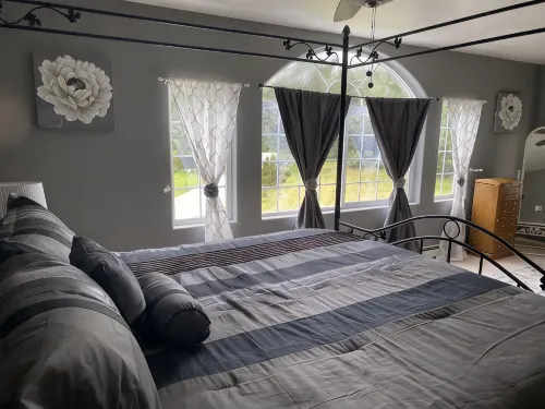 Beautiful valley retreat only 2.6 miles from the glacier and close to airport!