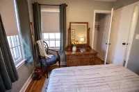 Cozy 2-bedroom cottage in charming Grand Island with WiFi, AC