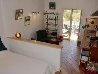 Small apartment in a quiet location with two private terraces and sea views Hotels in Quelfes