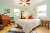 Peaceful Lakeside Retreat, Great for Groups, Dock, Parking, Blackstone, 8 Beds