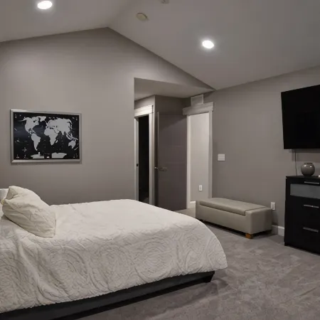 Charming 2-Bedroom Luxury Condo in the Heart of Canton Отели в г. Кантон