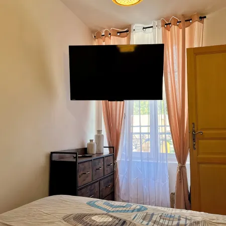Villa Anita -town center -private parking- wifi. Отели в г. Барселоннет