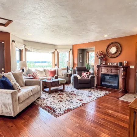 Delightful 3-bedroom house with WiFi in Juneau, AK, centrally located.