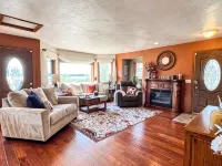 Delightful 3-bedroom house with WiFi in Juneau, AK, centrally located. - Homestays