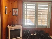 Vintage 4-bedroom house with WiFi in Schroon Lake Hotels in Schroon