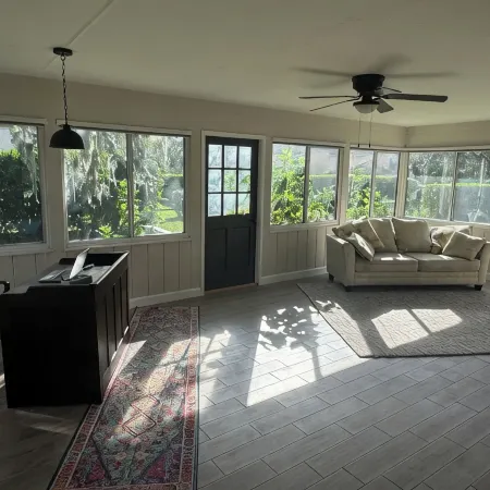 Newly remodeled 3 BR house, 5 min from WEC and by golf course. Dogs allowed