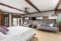 Mountain Oasis! Indoor Hot Tub, Game Room, VIEWS! - Boutique