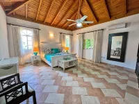 Luxury Villa w/ pool and jacuzzi! Hotels in 