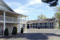 Travelodge by Wyndham Traverse City MI - parking