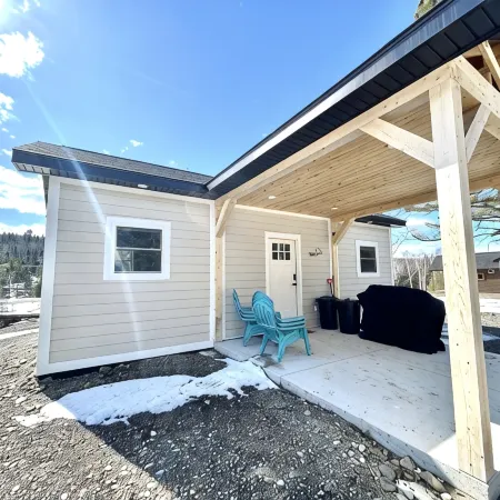 J19 South • Direct Trail Access  • King Suite • in Town • Fast WiFi • Sleeps 7