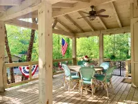 Designer Cottage-Highlands-Amazing Outdoor Living Spaces-Fireplace-Pet Friendly - ブティック